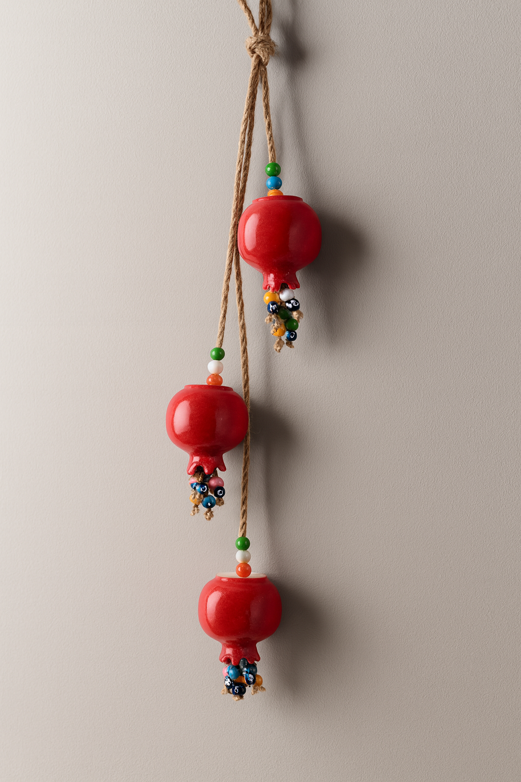 El Yapımı Görünümlü Üçlü Nar Seramik Duvar Sarkaçı | Bolluk & Bereket Teması - Görsel 3