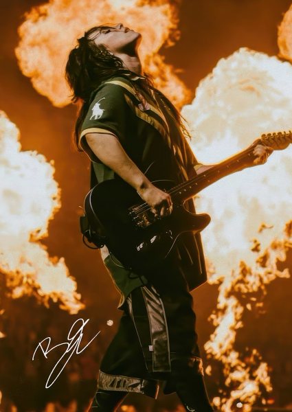 Billie Eilish Performing with Guitar and Flames Müzik Posteri – Duvar Tablosu duvarda gerçek ölçek