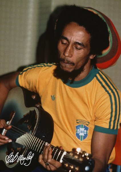 Bob Marley Playing Acoustic Guitar Müzik Posteri – Duvar Tablosu duvarda gerçek ölçek