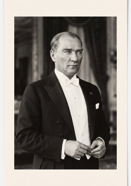 Frakli Atatürk Portresi Posteri – Siyah-beyaz arşiv Duvar Tablosu duvarda gerçek ölçek