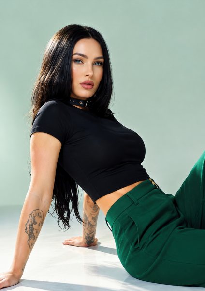 Megan Fox in Casual Chic Outfit Film Posteri – Duvar Tablosu poster görseli