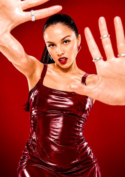 Olivia Rodrigo in Red Latex Dress Film Posteri – Duvar Tablosu duvarda gerçek ölçek