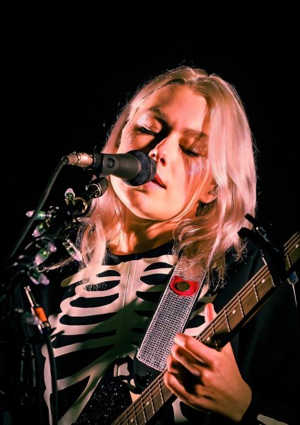 Phoebe Bridgers Performing Live Müzik Posteri – Duvar Tablosu duvarda gerçek ölçek