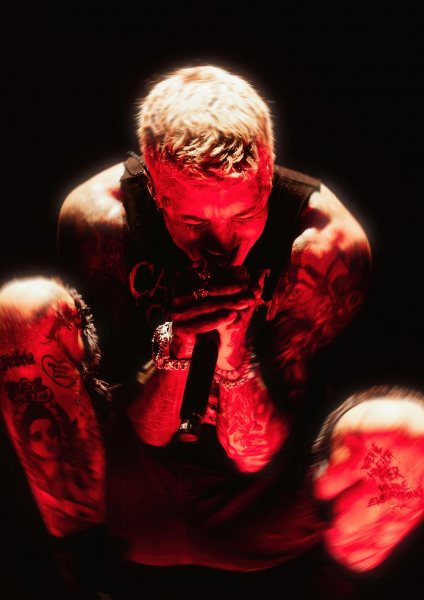 Tattooed Singer Performing Under Red Lights Film Posteri – Duvar Tablosu poster görseli